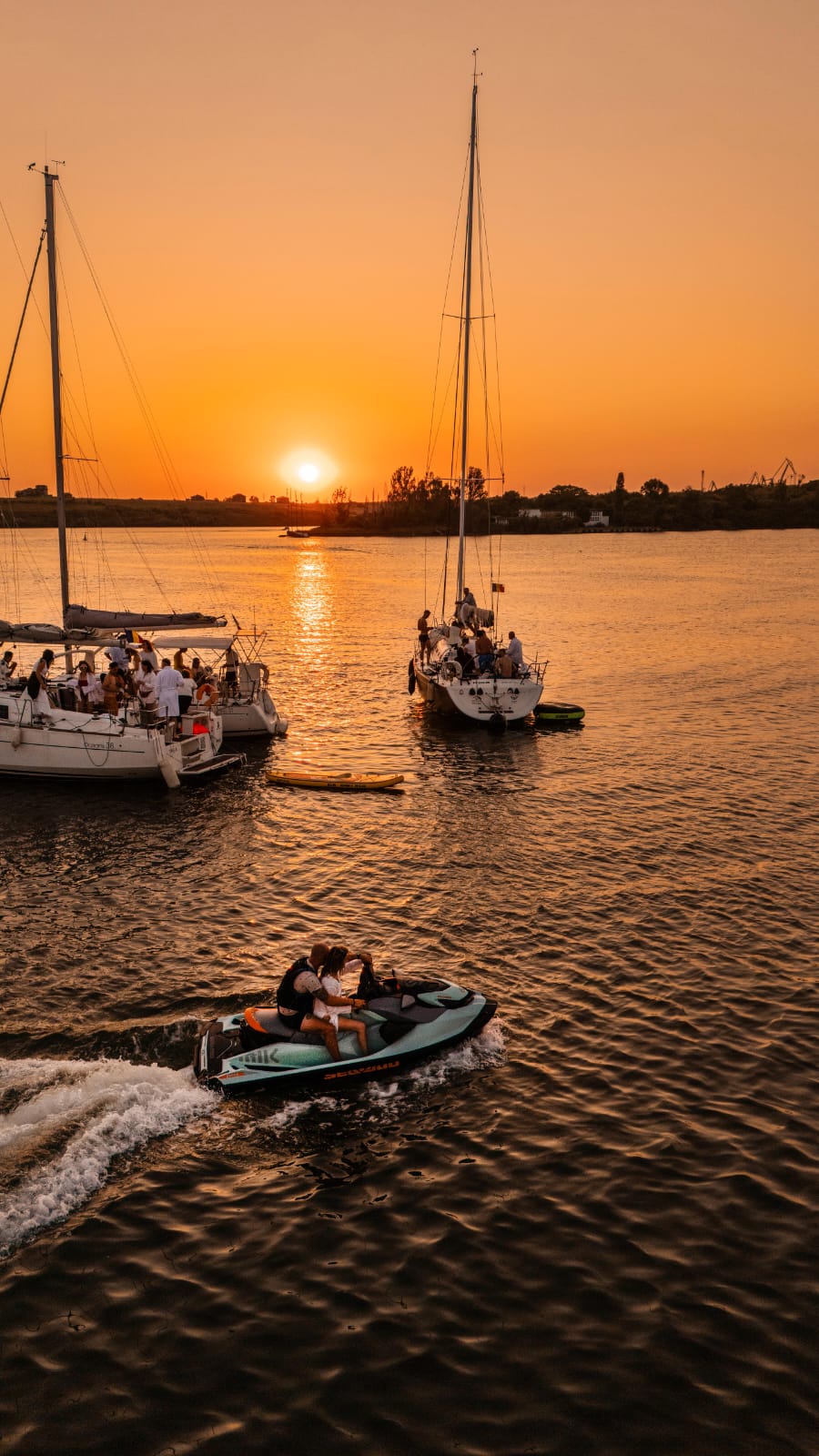 DJ și petrecere pe catamaran